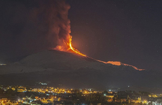Etna Yanardağı yine lav ve kül püskürttü