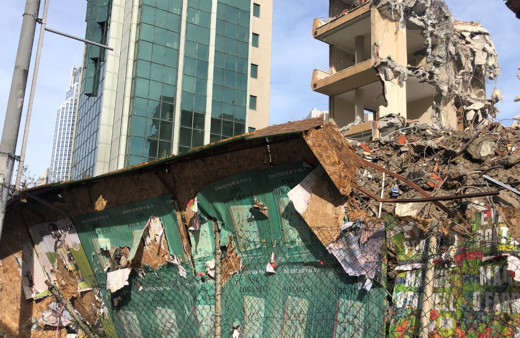 Yıkımı yapılan bina yola doğru çöktü