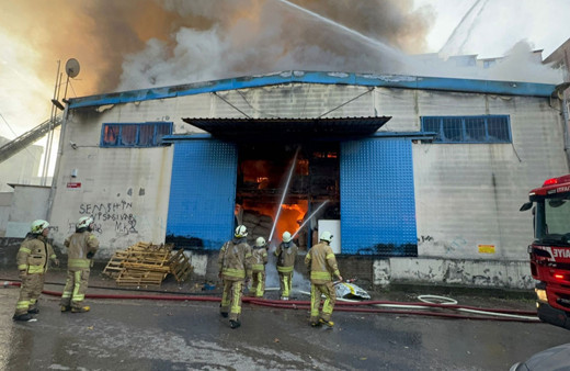 İstanbul'da yangın! Kahve imalatçısında yangın çıktı