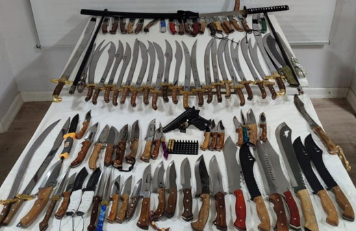 İnternetten bıçak satan şahsın evine baskın! 88 bıçak ve kılıç ele geçti