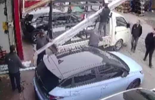 Kamyonete malzeme yüklerken parmağı koptu