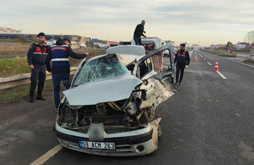 Kırmızı Işıkta geçen kamyon, otomobile çarptı: 1 ölü, 2 yaralı!