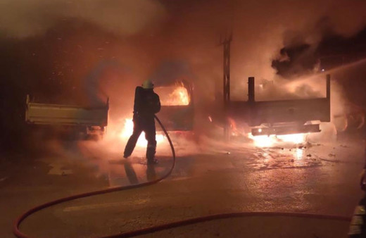 Traktörü, kamyonetleri, tarım aletleri... Hepsi yandı!