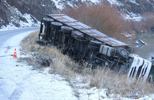 Ağrı'da TIR şarampole devrildi, sürücüsü öldü!