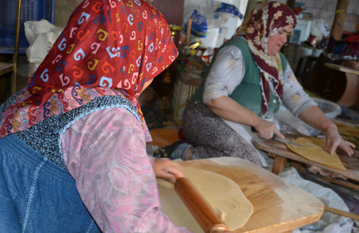 Antalyalı kadınların dibek taşında buğday dövme geleneği devam ediyor