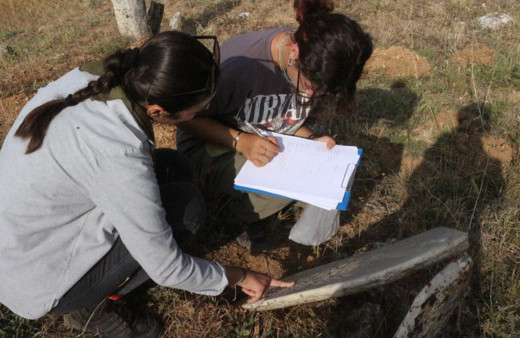 Denizli'de okunamayan mezar taşlarında geçmişin izleri aranıyor