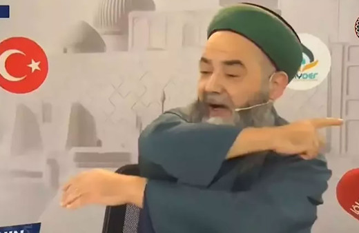 Cübbeli Ahmet Hoca'dan akıl almaz olay! Fotoğraf kendini yere attı, Sakal-ı Şerif kendi kendine yürüdü