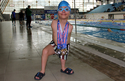 Kolları olmadan doğdu, bir bacağı kısaydı, ilk şampiyonasında 8 madalya topladı!