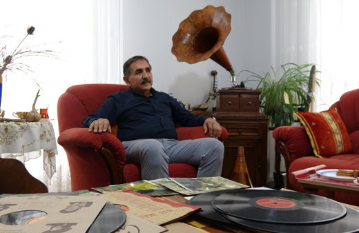 2 binin üzerinde biriktirdiği taş plakla misafirlerini geçmişe götürüyor