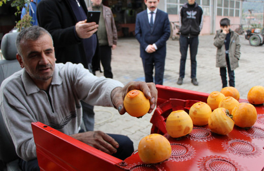 Çamaşır makinesini hurma soyma makinesine dönüştürdü