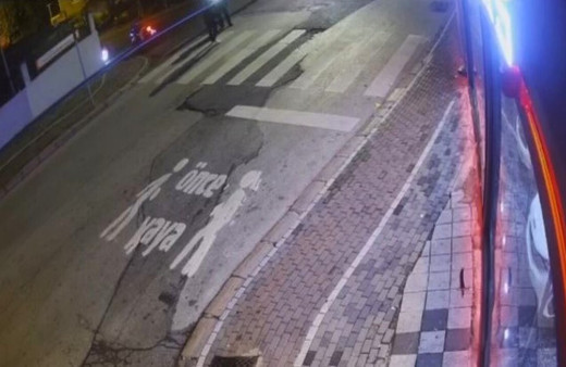 Oto galeriye kurşun yağdırdılar, güvenlik kameralarına yakalandılar