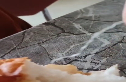 Elazığ’da yemek için aldığı ekmeğin içinden ip çıktı