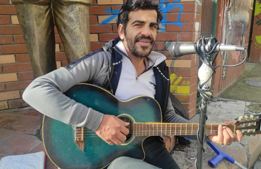 Eskişehir’de yürüme engelli sanatçı şarkı söylemek için yaz-kış sokakta duruyor