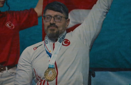 Bilek güreşindeki başarısı herkese örnek oldu