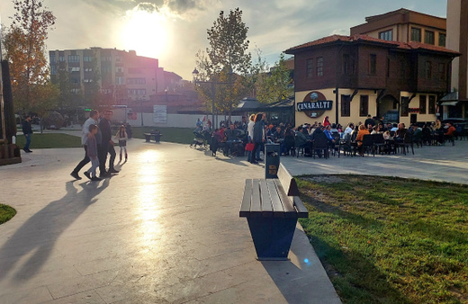 Güneşi gören kendini sokağa attı