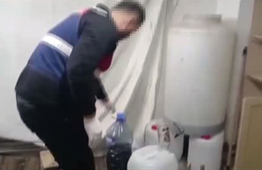 Yılbaşında vatandaşa içireceklerdi! 3,5 ton sahte alkol ele geçirildi