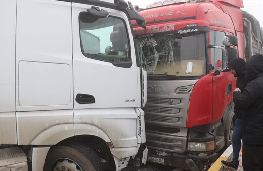 Zincirleme trafik kazası! Ağrı-Van kara yolu kapandı