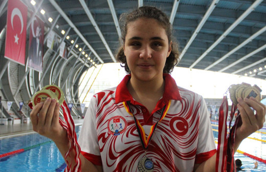 Görme engelli yüzücü şampiyonluk peşinde! 40 altın madalyası var
