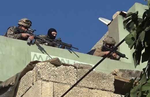 Polise ateş açtı evde kadın kılığında etek giymiş halde yer yatağında yakalandı! 5 ayrı suçtan aranıyormuş