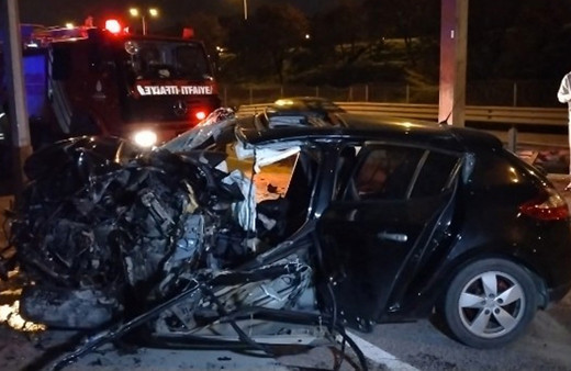 Sancaktepe makas attı refüje çarptı iki ayağını yanına koydular