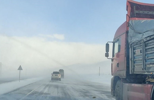 Ardahan'ın yüksek kesimlerinde etkili olan tipi ulaşımı aksatıyor