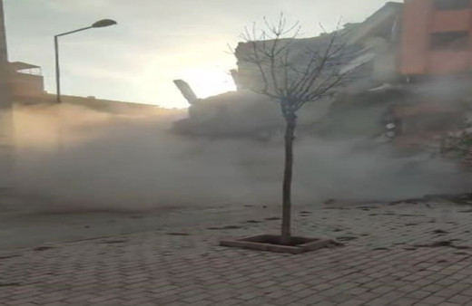 Elazığ’da ağır hasarlı 4 katlı bina tek dokunuşla yıkıldı