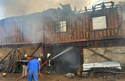 Kastamonu'da sobadan çıkan yangın iki katlı ahşap evi küle çevirdi