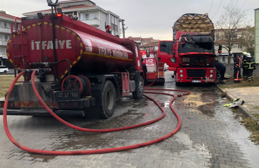 Edirne'de park halindeki kamyon alev alev yandı, yangın söndürüldü