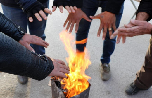 Erzincan’da soğuk havalar pazar esnafına soba kurdurdu