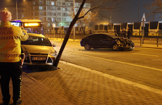 Kaza yaptı, hasar gören otomobili bırakıp kaçtı