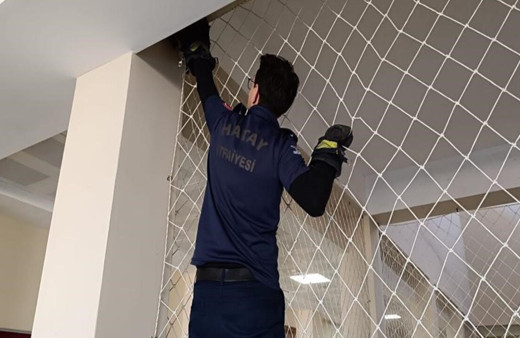 Hatay’da fileye takılan kediyi itfaiye kurtardı