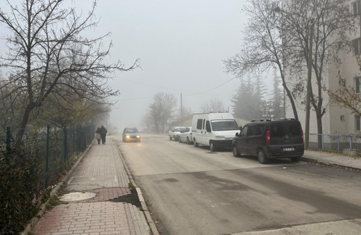 Eskişehir’in yüksek kesimlerinde sis ve pusu hakim oldu