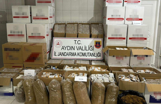 Semt pazarında kaçak sigara satarken yakalandı