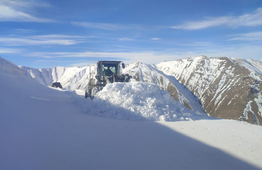 Yüksekova’nın dağlarında karla mücadele çalışması başladı