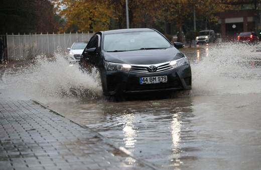 Elazığ'da şiddetli yağış etkili oldu, sürücüler zor anlar yaşadı