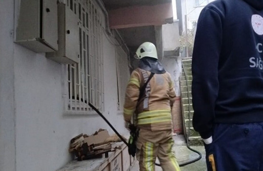 Maltepe'de 3 katlı binada çıkan yangın vatandaşları panikletti