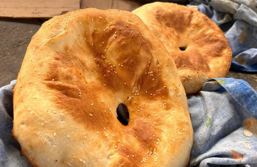 Mardin'de tandır başına geçen kadınlar günde 450 adet ekmek çıkartıyor