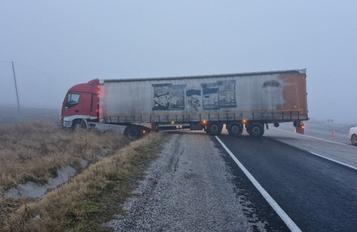 Çorum'da yoğun sis kazaya sebep oldu, tır sürücüsü yaralandı