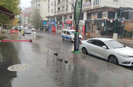 Bingöl’de sağanak yağış etkili oldu, sürücüler zor anlar yaşadı