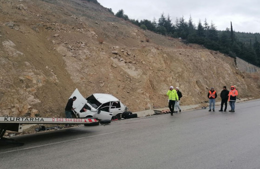 Takla atan otomobilde sürücü burnu bile kanamadan kurtuldu