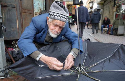 94 yaşındaki şemsiye tamircisinin başında kuyruk oluyorlar