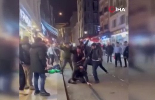 Fatih'te öldüresiye dayak kamerada: Aralarına aldıkları şahısları sopalarla dövdüler