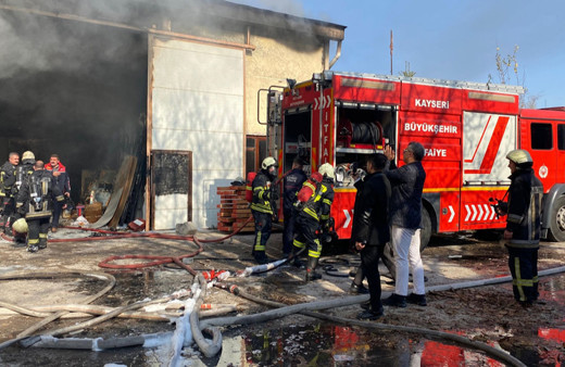 Kayseri'de mobilya fabrikasında yangın çıktı!