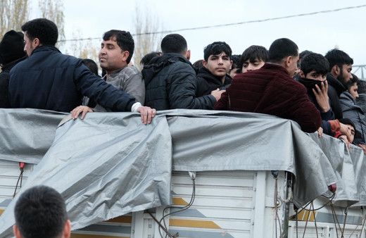 Polisin durdurduğu kamyonetten düzensiz göçmen fışkırdı! Sürücü kaçtı