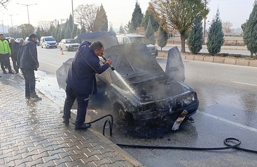 Yozgat'ta seyir halindeki otomobil alev aldı