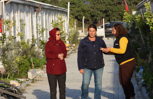 Deprem bölgesine kadın eli değdi, konteyner kent yemyeşil oldu
