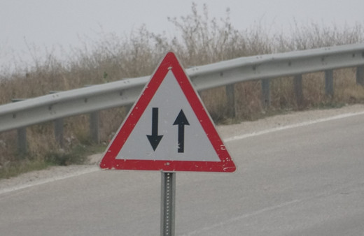 Tokat'ta üst geçit girişine konulan tabela sürücüleri hayrete düşürdü