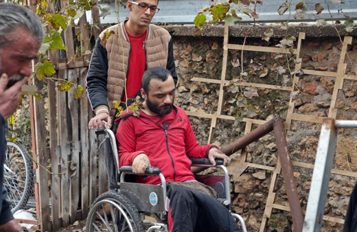 Antalya'da yanan evdeki engelli genci ölümden babası kurtardı