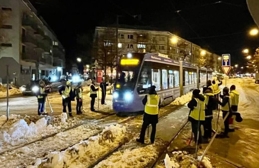 Münih’te yoğun kar yağışı nedeniyle valizler sahiplerine teslim edilemiyor