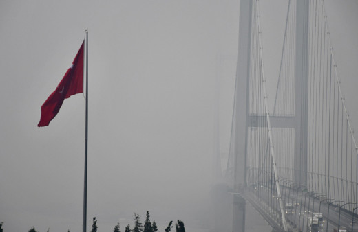 Osmangazi Köprüsü yoğun sis sebebiyle adeta görünmez oldu